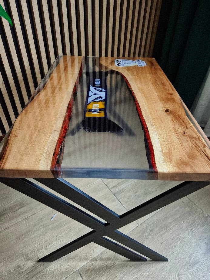 Stolik z żywicą epoksydową z gadżetem klubu sportowego – personalizowany, ręcznie wykonany