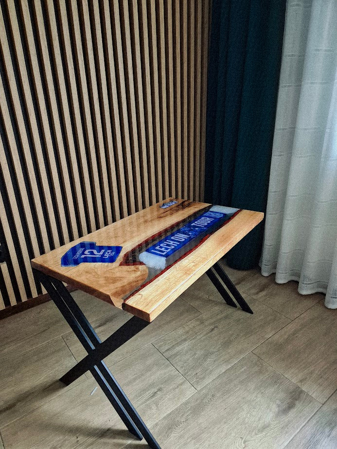 Stolik z żywicy epoksydowej z dowolnym gadżetem sportowym