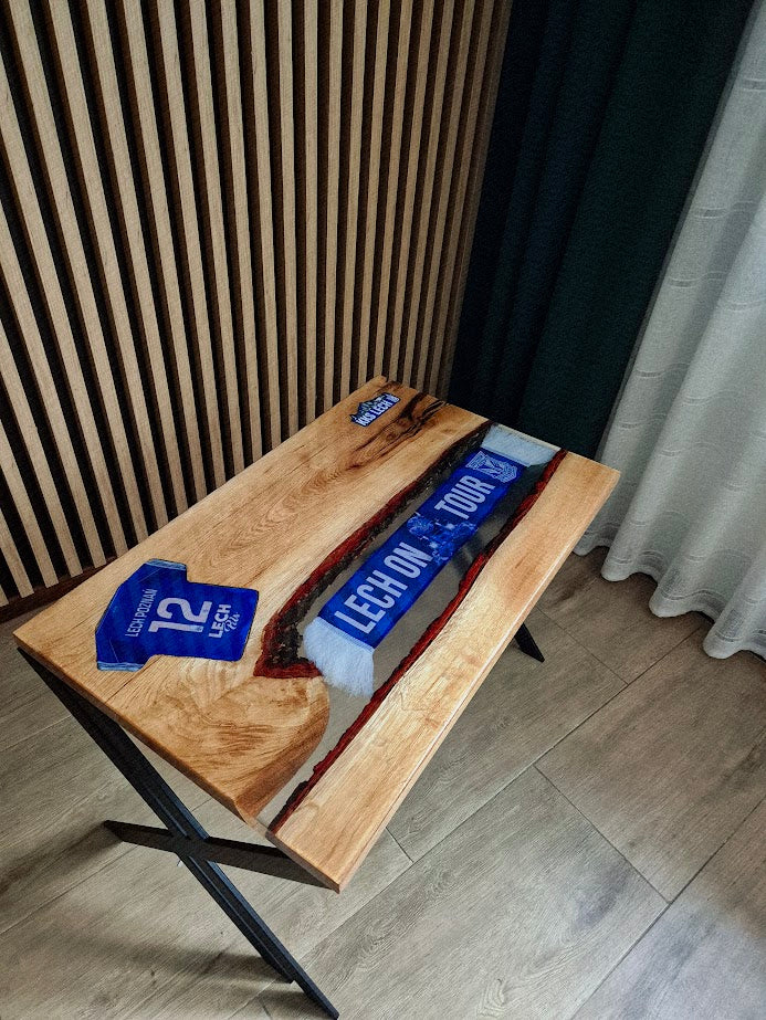Stolik z żywicy epoksydowej z dowolnym gadżetem sportowym